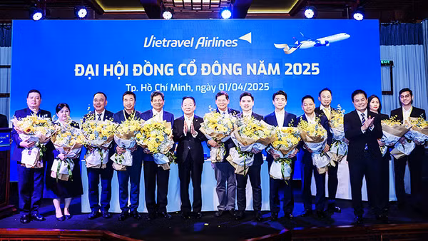 Hội đồng quản trị và Ban Kiểm soát mới nhiệm kỳ 2025-2030 của Vietravel Airlines ra mắt đại hội đồng cổ đông.