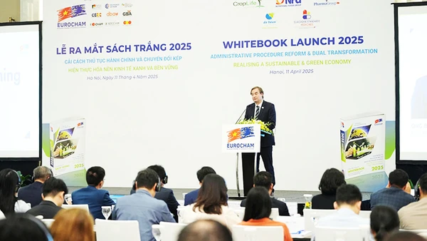 Chủ tịch EuroCham Bruno Jaspaert phát biểu ý kiến tại lễ ra mắt Sách trắng.