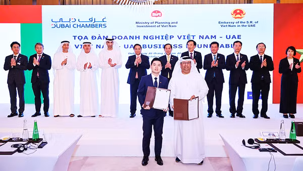 Ông Đỗ Vinh Quang, Phó Chủ tịch Hội đồng quản trị T&T Group (bên trái) và ông Khaled Alshamsi, Chủ tịch Golden Nile trao biên bản ghi nhớ hợp tác. Ảnh: VGP/NHẬT BẮC