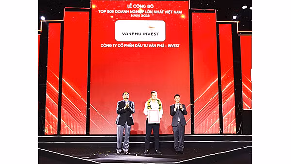 Trao chứng nhận “Top 500 DN lớn nhất Việt Nam năm 2023” cho đại diện Văn Phú - Invest.