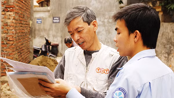 Lắp đặt hệ thống nước sạch cho người dân. Ảnh: SONG ANH