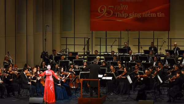 Chương trình nghệ thuật đặc biệt " 95 năm Thắp sáng niềm tin".