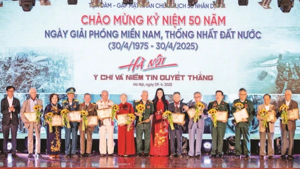 Giám đốc Sở Văn hóa và Thể thao thành phố Hà Nội Bạch Liên Hương cùng Giám đốc Bảo tàng Hà Nội Nguyễn Tiến Đà trao giấy chứng nhận và tặng hoa cho các nhân chứng lịch sử.