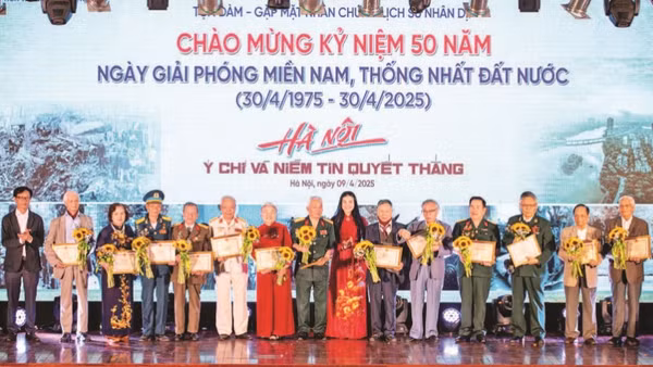 Giám đốc Sở Văn hóa và Thể thao thành phố Hà Nội Bạch Liên Hương cùng Giám đốc Bảo tàng Hà Nội Nguyễn Tiến Đà trao giấy chứng nhận và tặng hoa cho các nhân chứng lịch sử.