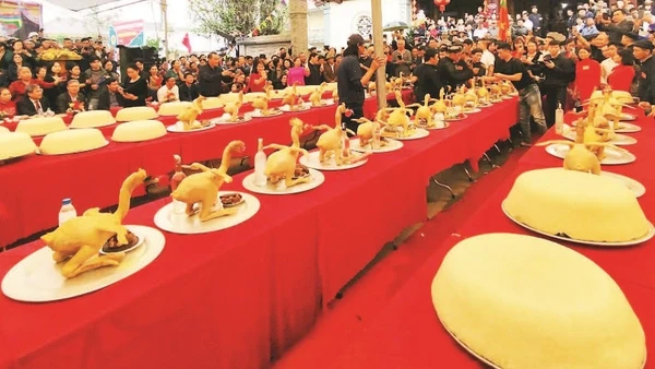 Lễ xôi gà được mang bày trong sân đình chấm thi luôn là phần được dân làng và du khách mong chờ trong hội làng.