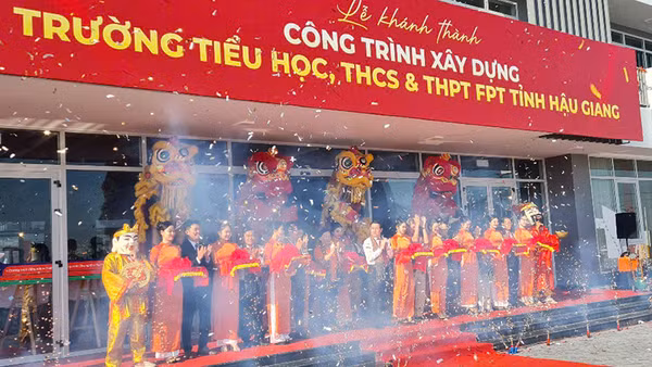 Nghi thức cắt băng khánh thành.
