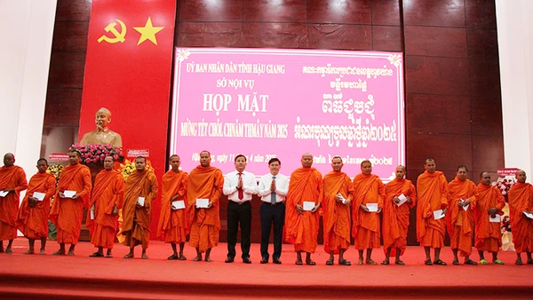 Lãnh đạo tỉnh Hậu Giang tặng quà cho các vị trụ trì đại diện 15 Chùa Nam tông Khmer trong tỉnh.