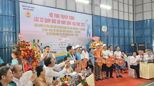 Tặng cờ lưu niệm cho các đội tham gia hội thao.