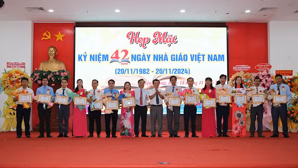 Tuyên dương các nhà giáo tiêu biểu cấp tỉnh năm 2024.