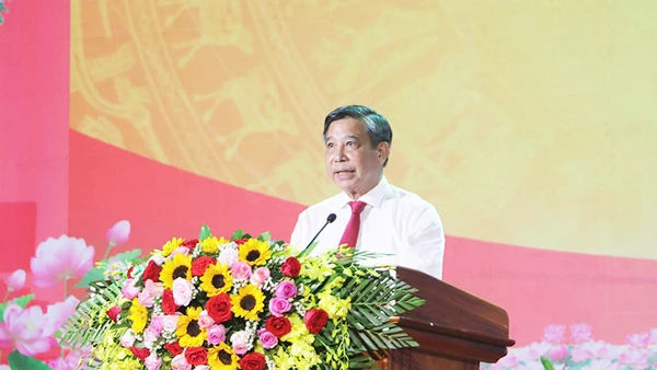 Đồng chí Đồng Văn Thanh, Bí thư Tỉnh ủy, Chủ tịch Hội đồng nhân dân tỉnh Hậu Giang ôn lại truyền thống tại buổi lễ.