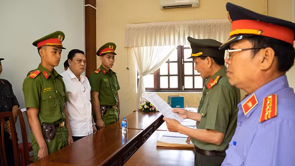 Cơ quan An ninh điều tra tống đạt quyết định khởi tố và lệnh bắt tạm giam ông Nhàn.