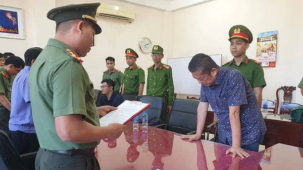 Cơ quan An ninh điều tra Công an tỉnh Hậu Giang tống đạt quyết định khởi tố và lệnh bắt tạm giam Lê Gia Phước.