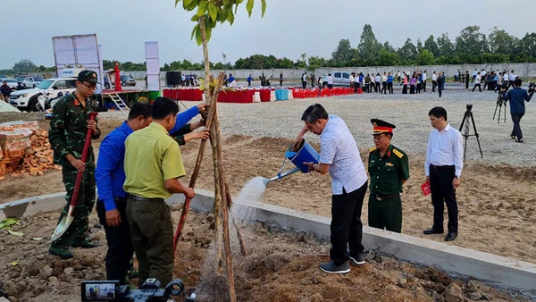 Đồng chí Đồng Văn Thanh, Bí thư Tỉnh ủy, Chủ tịch Ủy ban nhân dân tỉnh Hậu Giang, tham gia trồng cây tại lễ phát động.