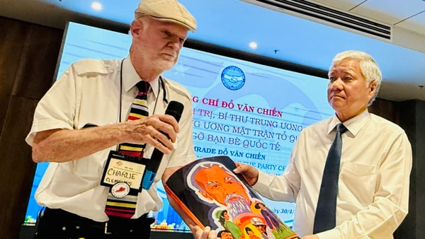 Ông Charles Leslie Clements tặng bức tranh vẽ về Chủ tịch Hồ Chí Minh cho đồng chí Đỗ Văn Chiến.