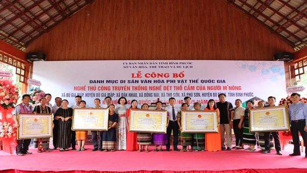 Đại diện các xã nhận Quyết định của Bộ Văn hóa, Thể thao và Du lịch.