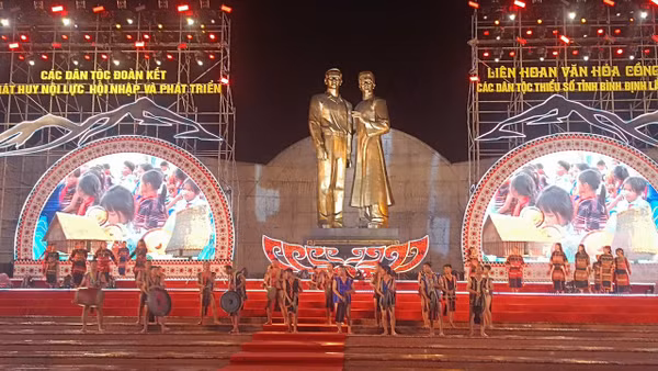 Tiết mục biểu diễn cồng chiêng tại liên hoan.