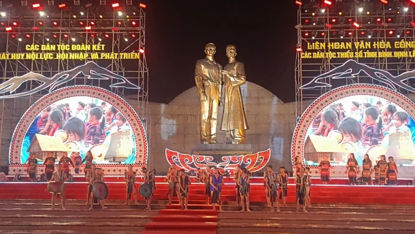 Tiết mục biểu diễn cồng chiêng tại liên hoan.