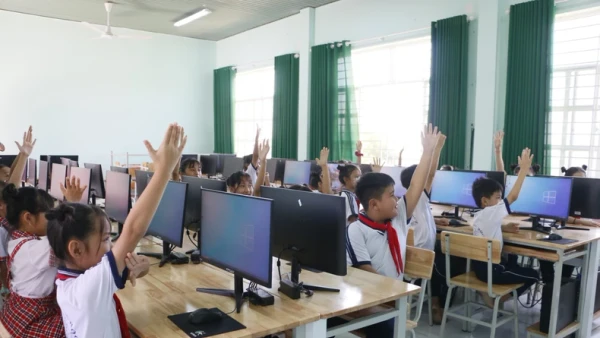 Nhà máy Nhiệt điện BOT Vĩnh Tân 1 xây lắp 2 phòng học máy tính trị giá gần 700 triệu đồng cho trường tiểu học và trường Trung học cơ sở của xã Vĩnh Tân.