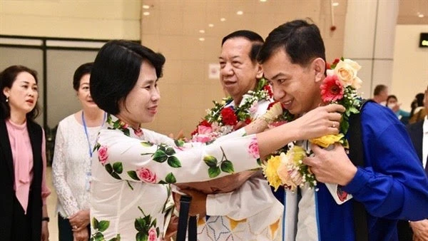 Phó Tổng cục trưởng Thể dục-Thể thao Lê Thị Hoàng Yến tặng hoa cho đại diện Đoàn rước đuốc Campuchia tại sân bay Nội Bài. (Ảnh: Tổng cục Thể dục-Thể thao).