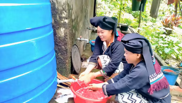 Người dânxã Cao Sơn, huyện Đà Bắc sử dụng téc nước được cấp cho sinh hoạt.