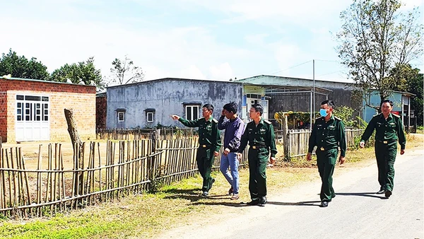 Cán bộ, chiến sĩ Đồn Biên phòng Sa Loong phối hợp với Ban Công tác mặt trận thôn Giang Lố 2 ngăn ngừa tà đạo Hà Mòn len lỏi, tiếp cận người dân.