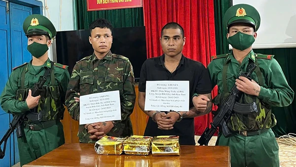 Các đối tượng bị bắt cùng tang vật. (Ảnh: VĂN LÝ)