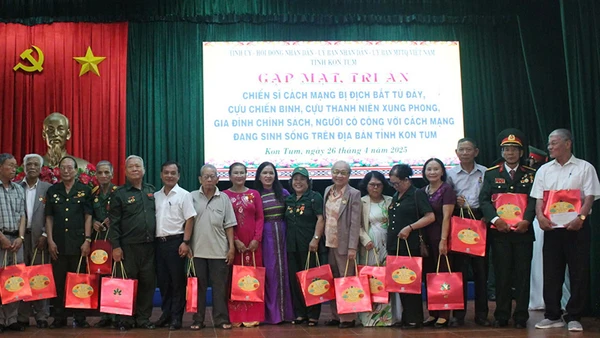 Tặng quà tri ân các chiến sĩ cách mạng, người có công.