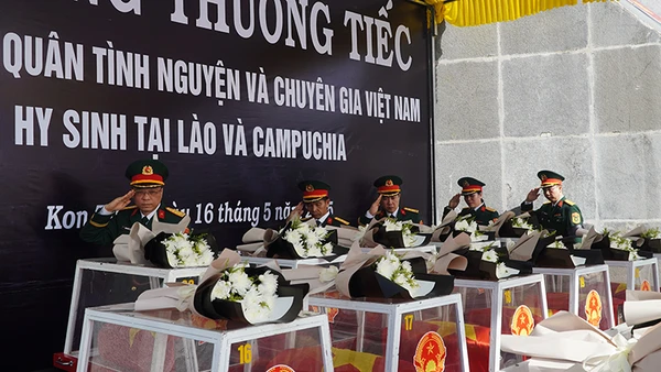 Đoàn đại biểu Ban Công tác đặc biệt-Uỷ ban chuyên trách Chính phủ viếng các liệt sĩ.