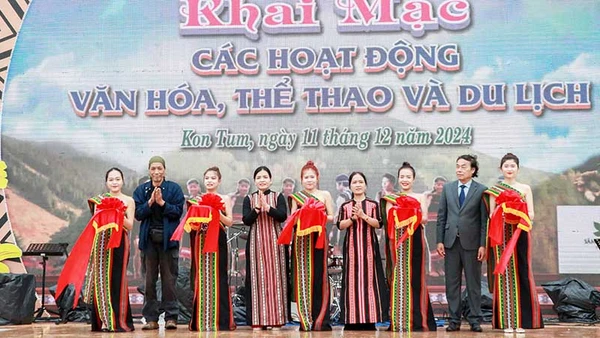 Cắt băng khai mạc chung các hoạt động tại Tuần Văn hóa-Du lịch tỉnh Kon Tum 2024.