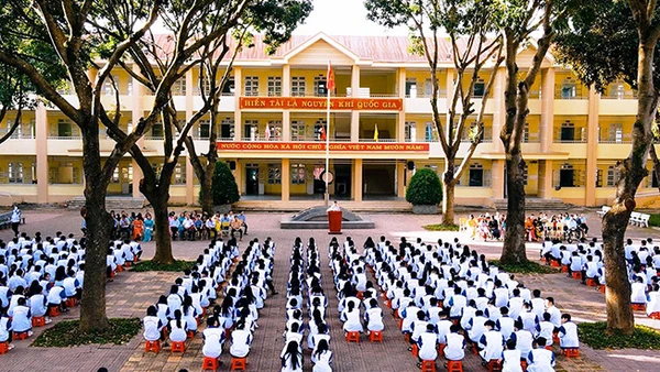 Sinh hoạt đầu tuần tại Trường trung học phổ thông chuyên Nguyễn Tất Thành. 