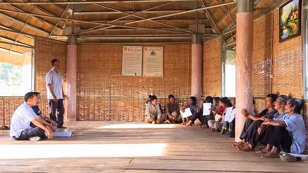 Tuyên truyền người dân tại xã Hơ Moong tránh nghe lời dụ dỗ của các đối tượng xấu tin theo tà đạo Hà Mòn.