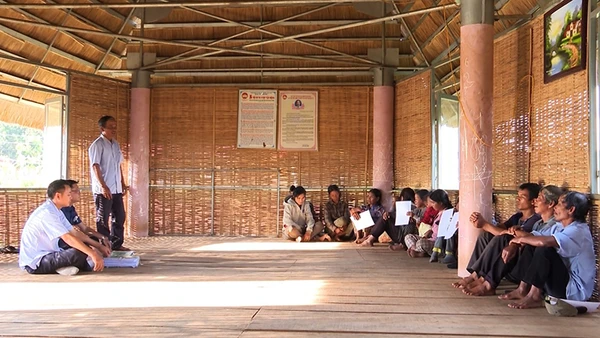 Tuyên truyền người dân tại xã Hơ Moong tránh nghe lời dụ dỗ của các đối tượng xấu tin theo tà đạo Hà Mòn.