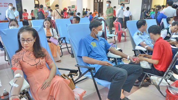 Cán bộ, công chức, viên chức tỉnh Bạc Liêu tham gia hiến máu tình nguyện.