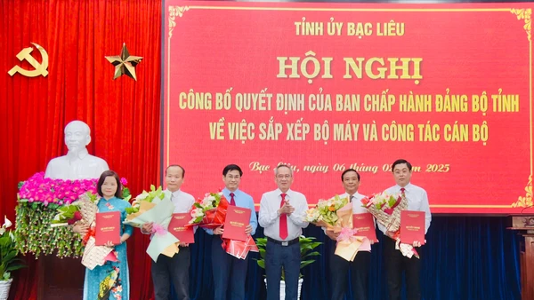 Bí thư Tỉnh ủy Bạc Liêu Lữ Văn Hùng trao quyết định và tặng hoa các Trưởng, Phó Ban Tuyên giáo và Dân vận Tỉnh ủy Bạc Liêu. (Ảnh: TRỌNG DUY)