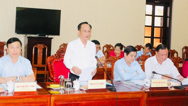 Đồng chí Phạm Văn Thiều, Bí thư Đảng ủy, Chủ tịch Ủy ban nhân dân tỉnh Bạc Liêu báo cáo với Đoàn công tác Trung ương. 