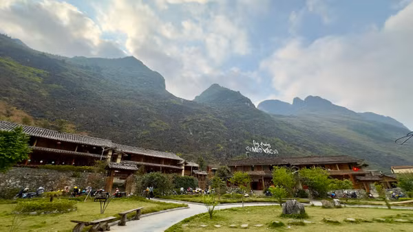Làng văn hóa du lịch cộng đồng dân tộc H’Mông nằm trên diện tích bằng phẳng, bao quanh là núi đá.