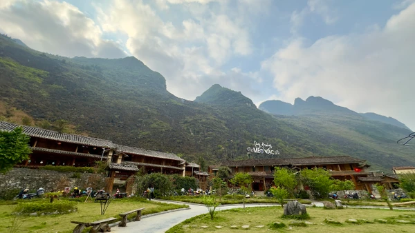 Làng văn hóa du lịch cộng đồng dân tộc H’Mông nằm trên diện tích bằng phẳng, bao quanh là núi đá.