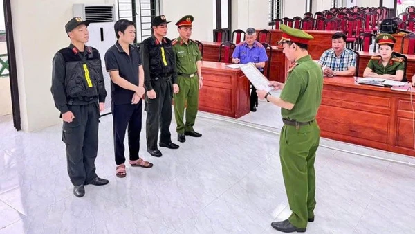 Phòng Cảnh sát Kinh tế, Công an tỉnh Hà Giang đọc lệnh bắt bị can đối với Lê Văn Toàn.