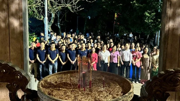 Du khách dâng hương tại Đền Thượng.