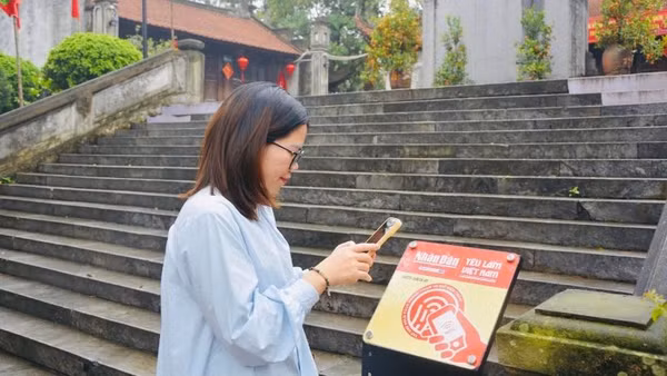 Du khách trải nghiệm tương tác với dự án "Yêu lắm Việt Nam" tại Văn Miếu Bắc Ninh.