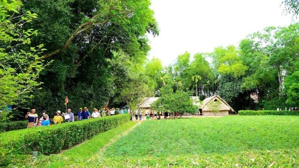 Khu di tích quốc gia đặc biệt Kim Liên là địa điểm quen thuộc của người dân Việt Nam mỗi dịp tháng 5 về.