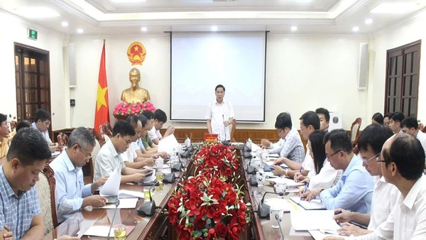 Phó Chủ tịch Thường trực Ủy ban nhân dân tỉnh Hà Nam Nguyễn Anh Chức phát biểu kết luận Hội nghị nghe báo cáo công tác cung rước, tôn trí xá lợi Đức Phật tại chùa Tam Chúc.