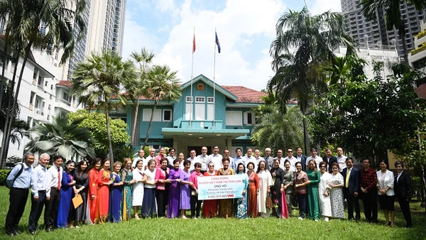 Đại sứ quán Việt Nam tại Thái Lan tiếp nhận tượng trưng số tiền hơn 4,6 tỷ đồng do kiều bào Thái Lan quyên góp, ủng hộ đồng bào trong nước bị ảnh hưởng bởi cơn bão số 3. (Ảnh: XUÂN SƠN)