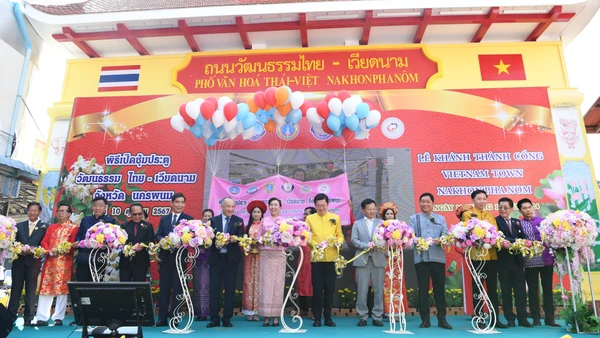 Lễ cắt băng khánh thành Cổng Phố văn hóa Thái Lan-Việt Nam tại tỉnh Nakhon Phanom, Đông Bắc Thái Lan.