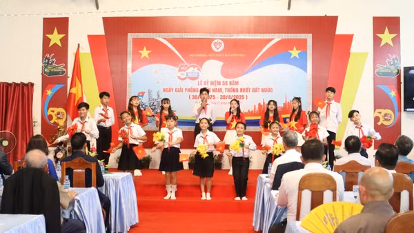 Các em học sinh Trường Tiểu học Hữu nghị Khmer-Việt Nam Tân Tiến biểu diễn văn nghệ tại Lễ kỷ niệm 50 năm Ngày Giải phóng miền nam, thống nhất đất nước (30/4/1975-30/4/2025) được tổ chức tại Phnom Penh, Campuchia.