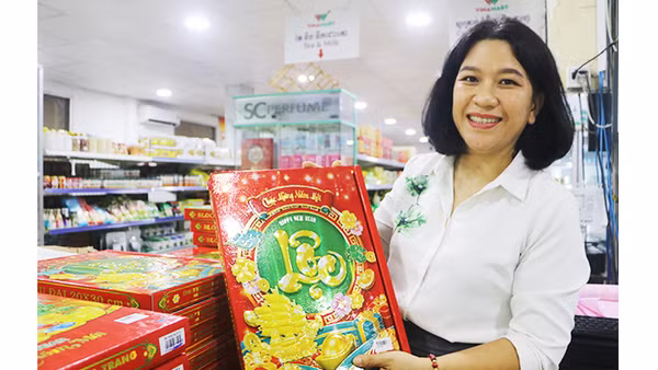 Chị Lê Thị Hồng Thuyên giới thiệu sản phẩm lịch Tết.