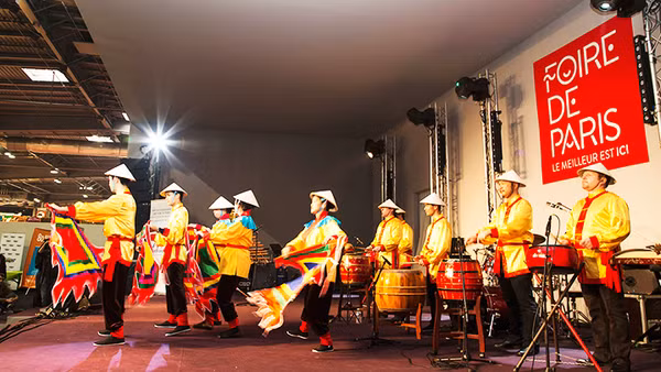 Múa cờ dân tộc tại hội chợ Paris.