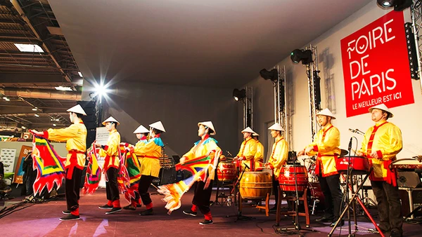 Múa cờ dân tộc tại hội chợ Paris.