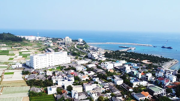 Nhiều nhà cao tầng mọc lên trên đảo.