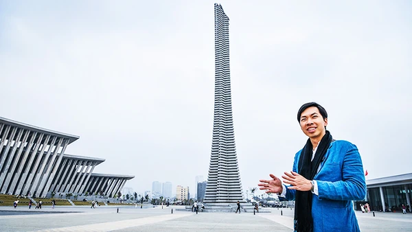 Kiến trúc sư Trịnh Việt A bên công trình đồ sộ do anh và cộng sự thiết kế.